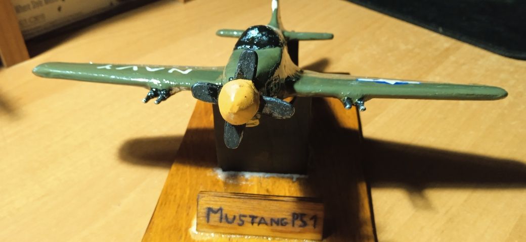 Модель літака Mustang P51 з дерева