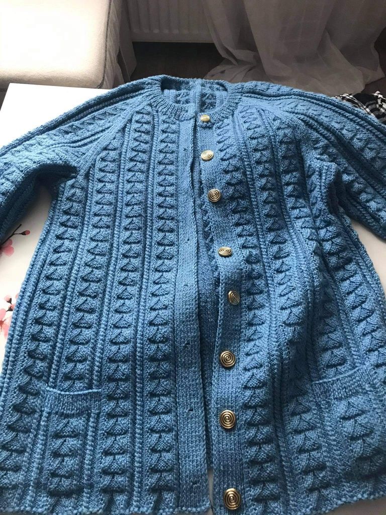 Sweter robiony na drutach