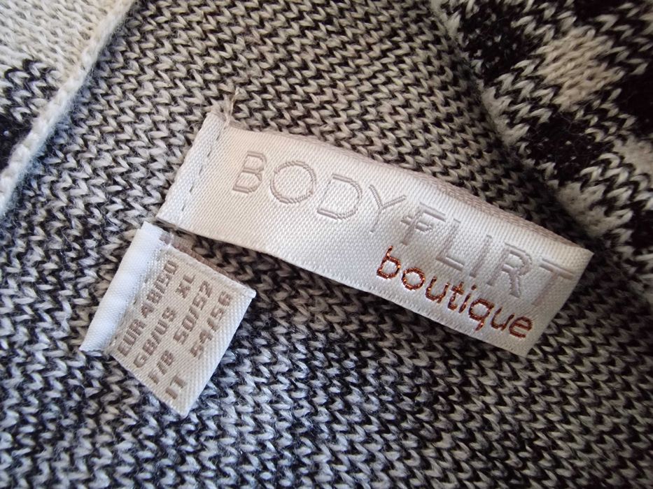 Sukienka dzianinowa oversize geometryczny wzór – stan idealny