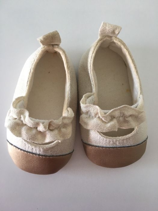 Sapatos em cor pérola e dourado, como novos.