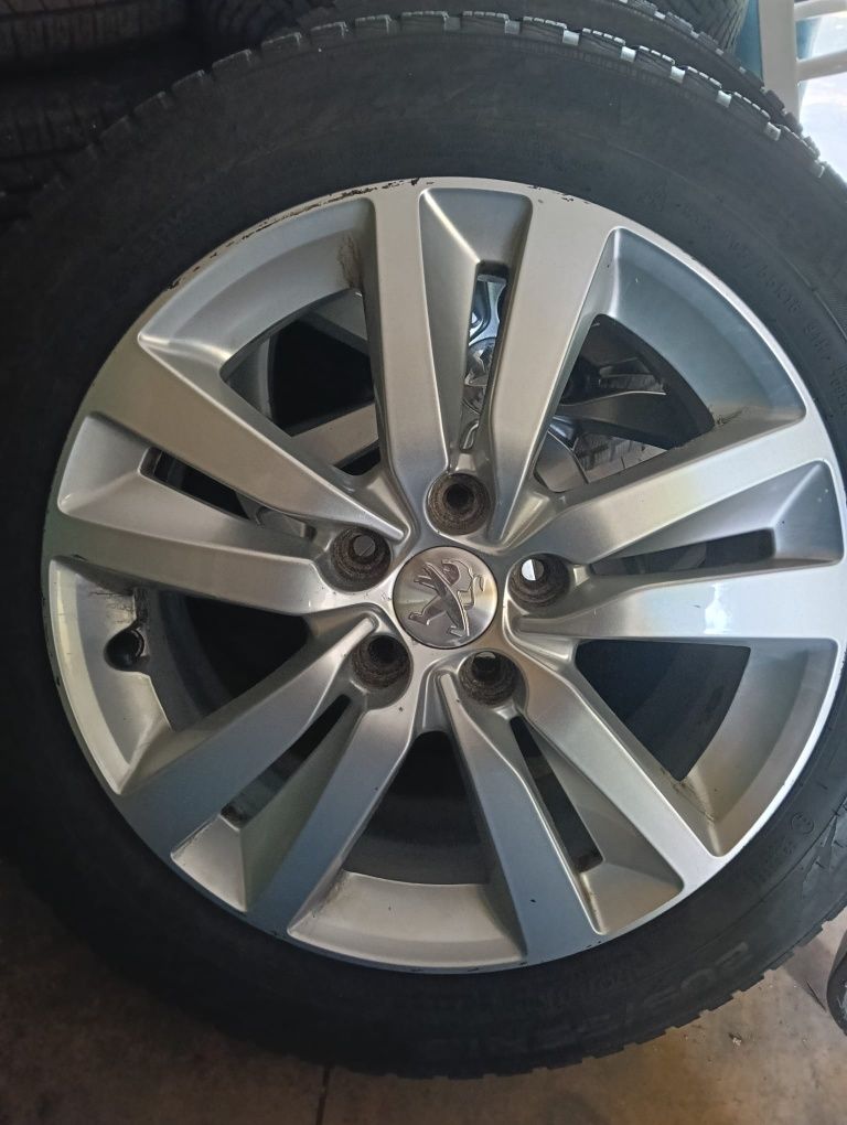 Peugeot 308 Allure 

Rocznik :2014 
Bezwypadkowy
Przebieg : 79550
OC w