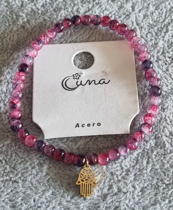 Pulseira elástica com pedrinhas naturais rosa e mão de Fátima em aço.