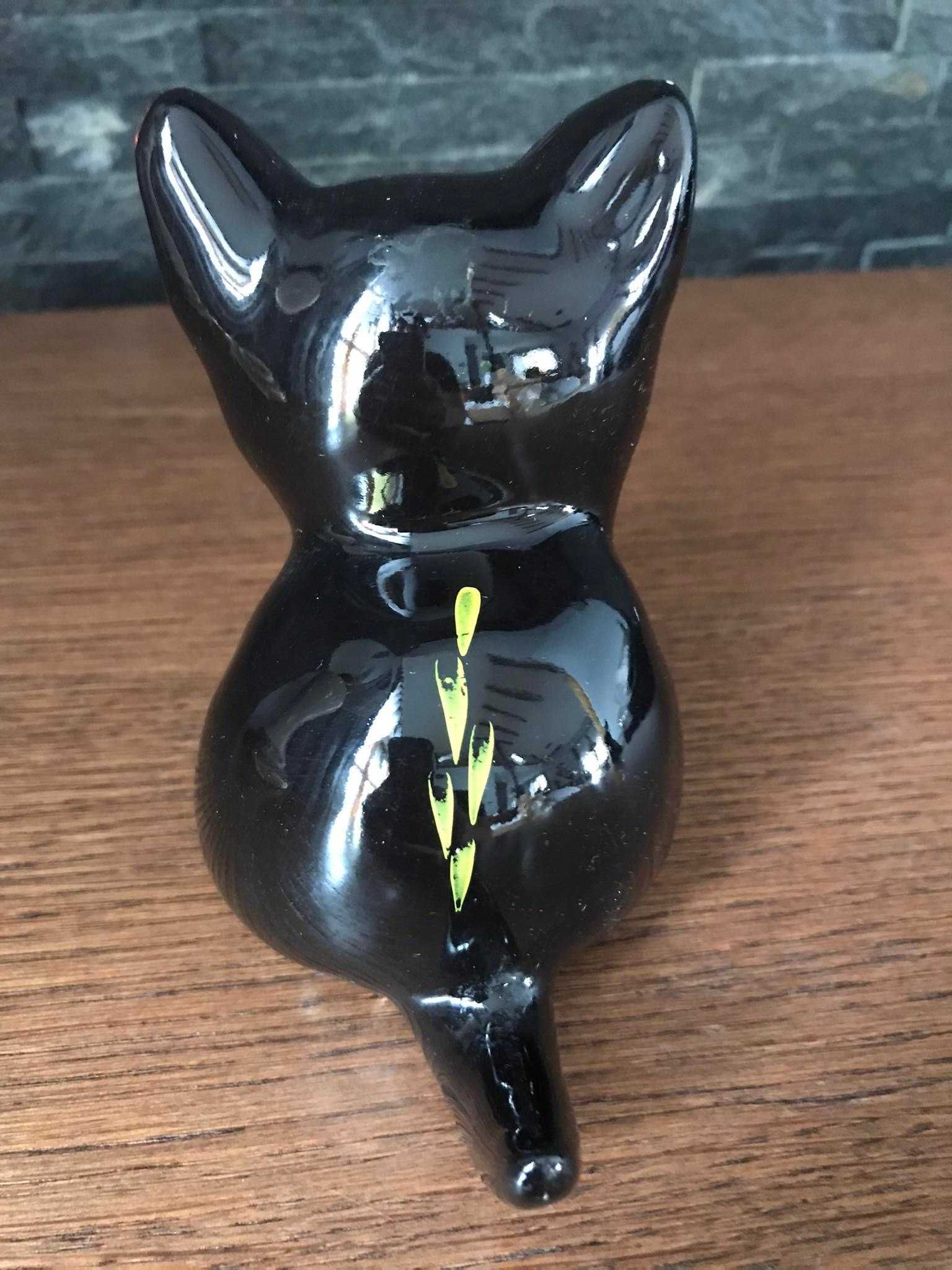 Czarny porcelanowy kotek figurka