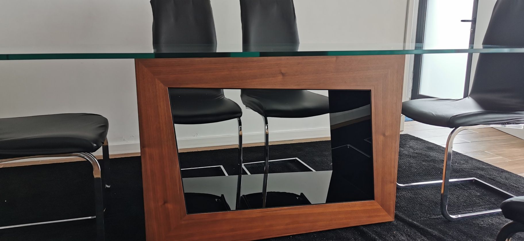 Mesa de jantar com tampo em vidro