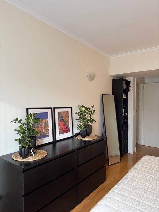 Cómoda preta com 3 gavetas