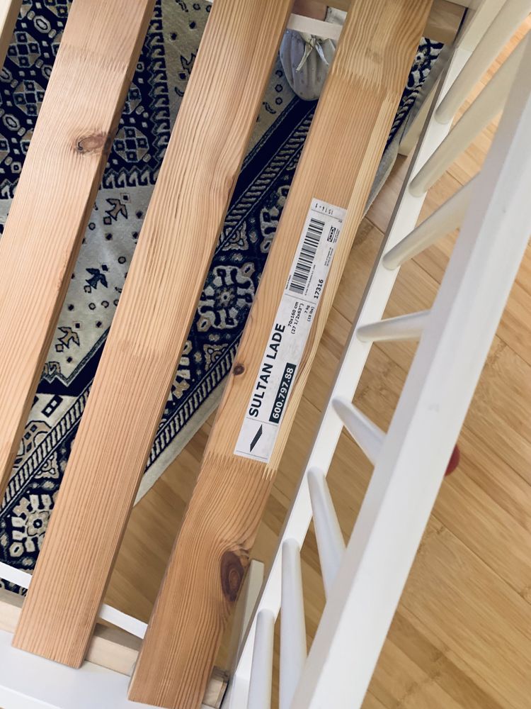 Łóżko dziecięce Ikea ze stelażem i materacem.