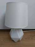 Lampka nocna biała geometryczna stołowa z abażurem