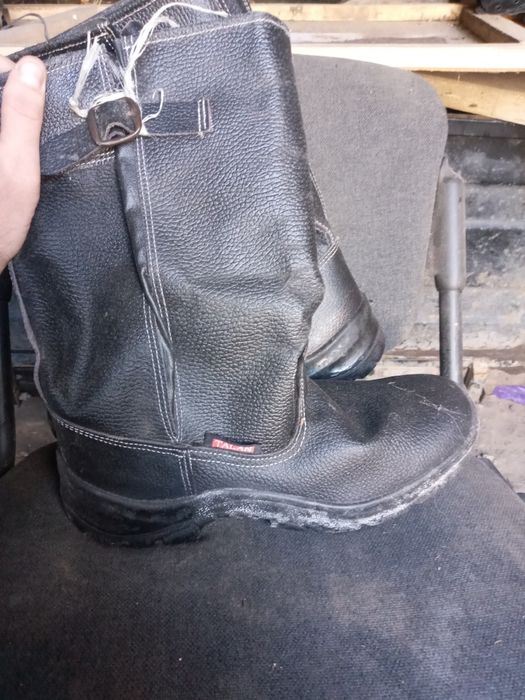 Взуття чоботи нове.
2.1А МАХ / USB-A Ouput