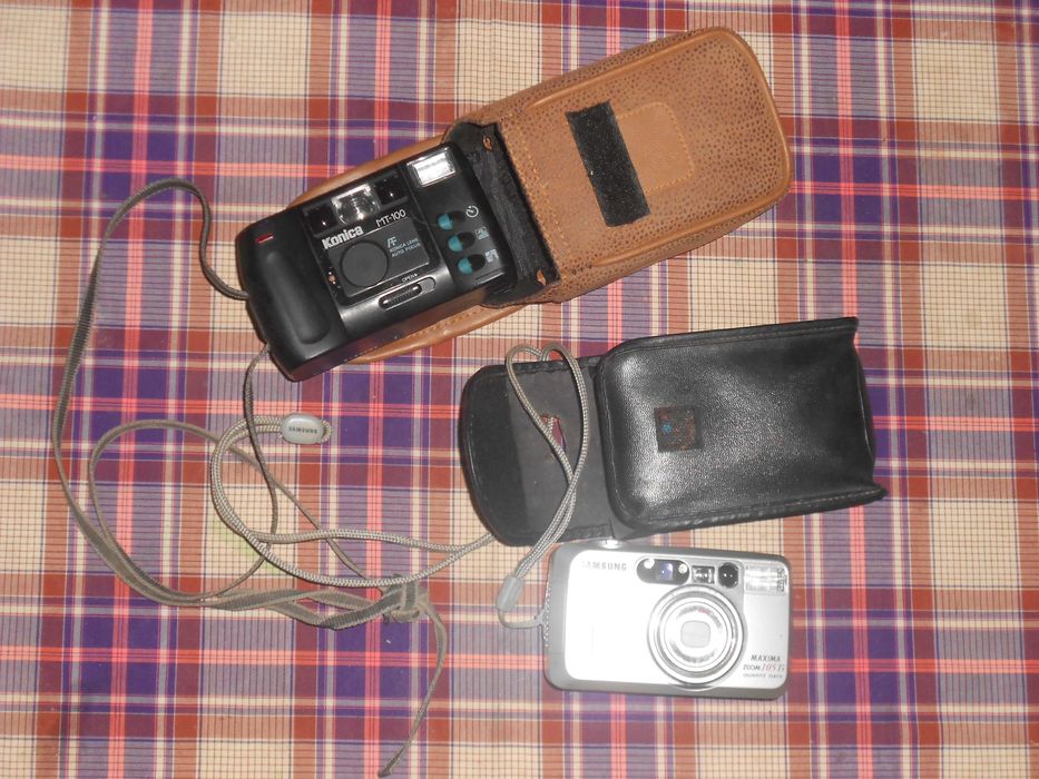 Duas maquinas fotograficas de rolo Samsung e Konica