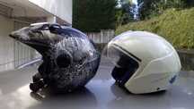 Capacetes de moto abertos