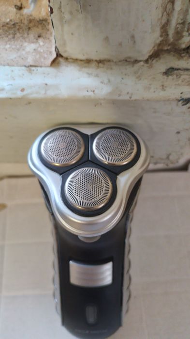 Элктробритва з трома ножами