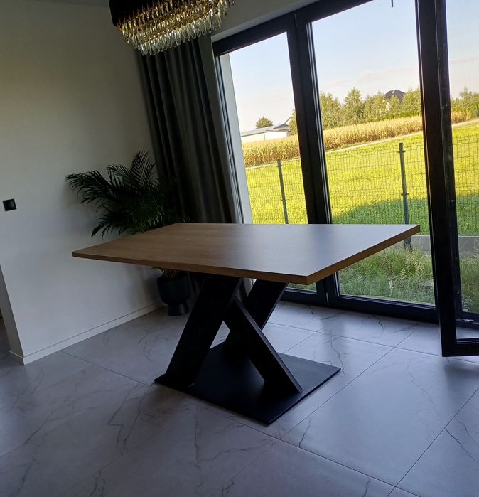 Stół do salonu 
Posiadam na sprzedaz NOWY stol do Salonu cały Metalowy