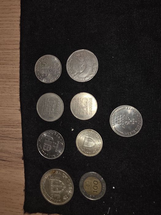 Moedas difrentes escudos