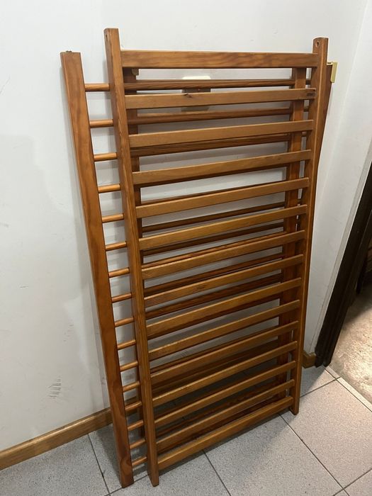Cama para bebé de madeira