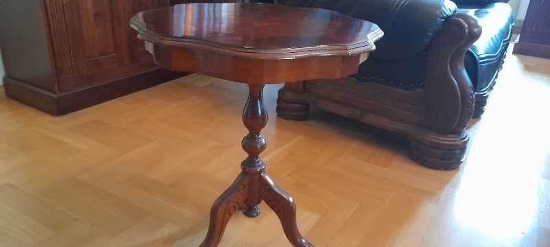 Stół drewniany plus krzesła