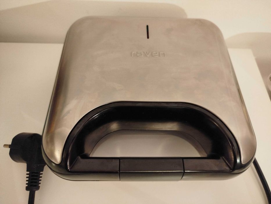 Opiekacz do kanapek sandwich  trójkąty RAVEN ES010 800W