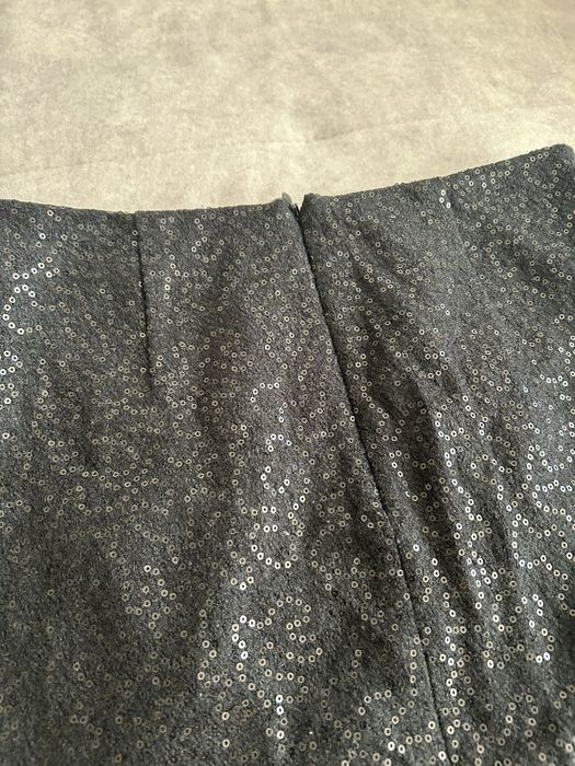 Oasis trapezowa mini spodnica czarna z cekinami błyszcząca