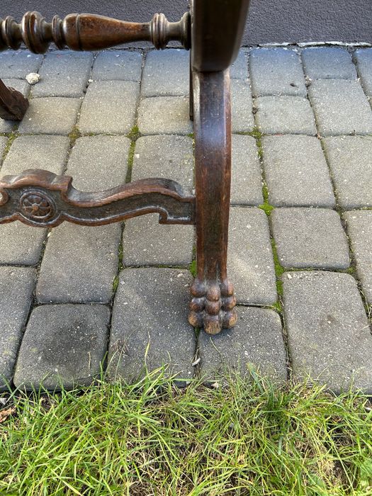 Stare drewniane krzesło do renowacji