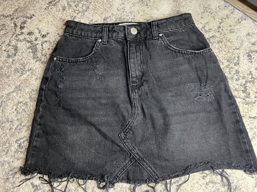 Czarna spódniczka jeansowa z dziurami roz. M (38)