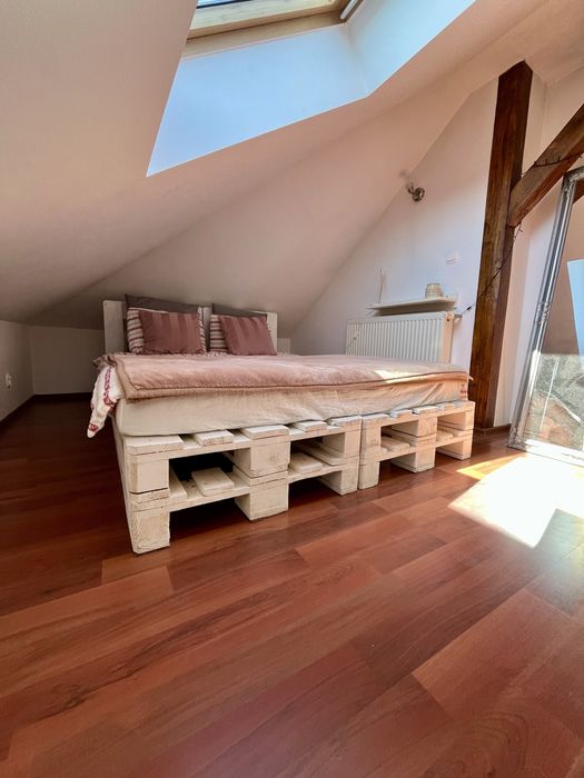 Białe łóżko drewniane stelaż z palet z zagłówkiem 200 x 160 palety