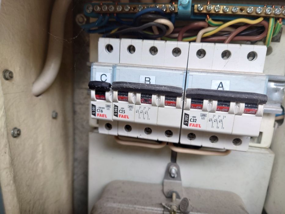 Szafka , rozdzielnia elektryczna na budowę.