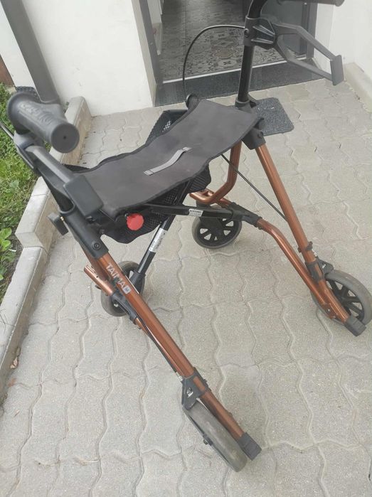 Chodzik dla osoby starszej.