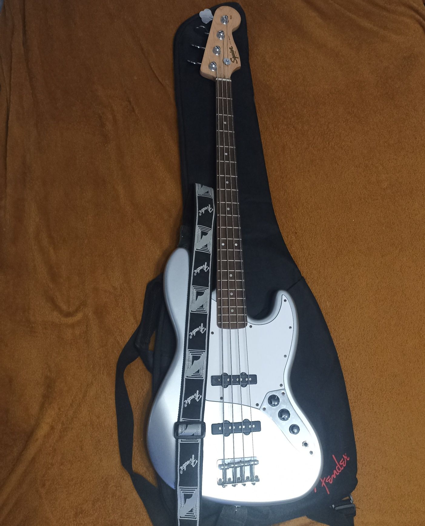 Fender Squier Jazzbass 4 cordas c/ mala Fender