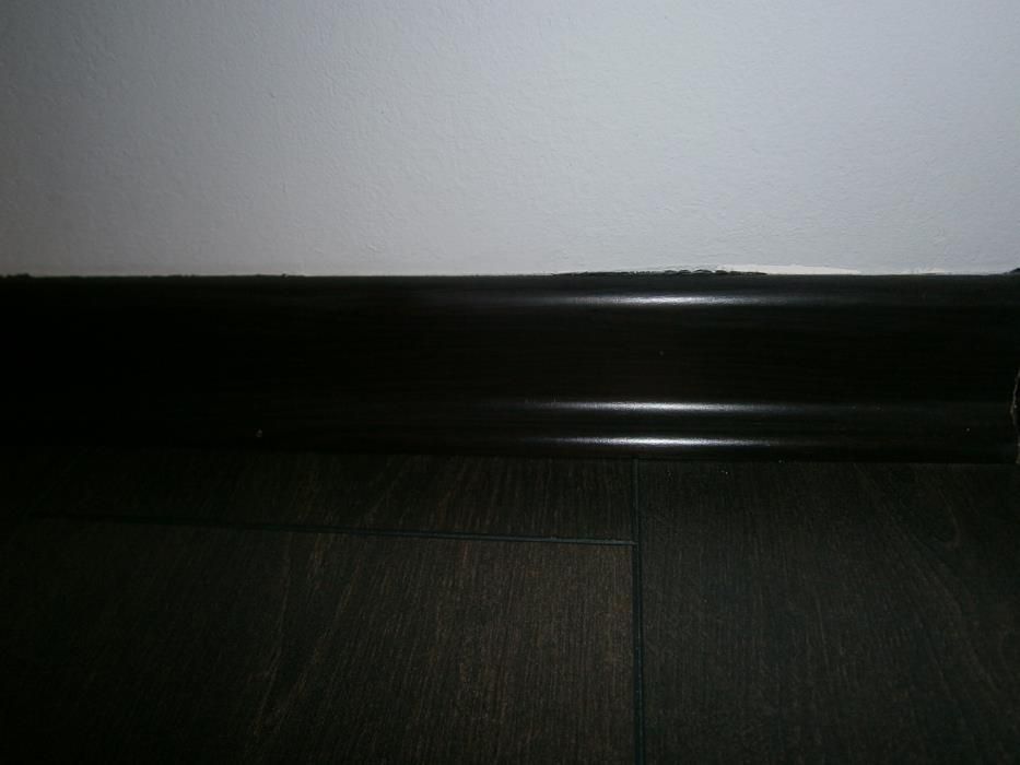 listwy PRZYPODLOGOWE KOLOR WENGE 10 METRÓW uzyywane stan bardzo dobry