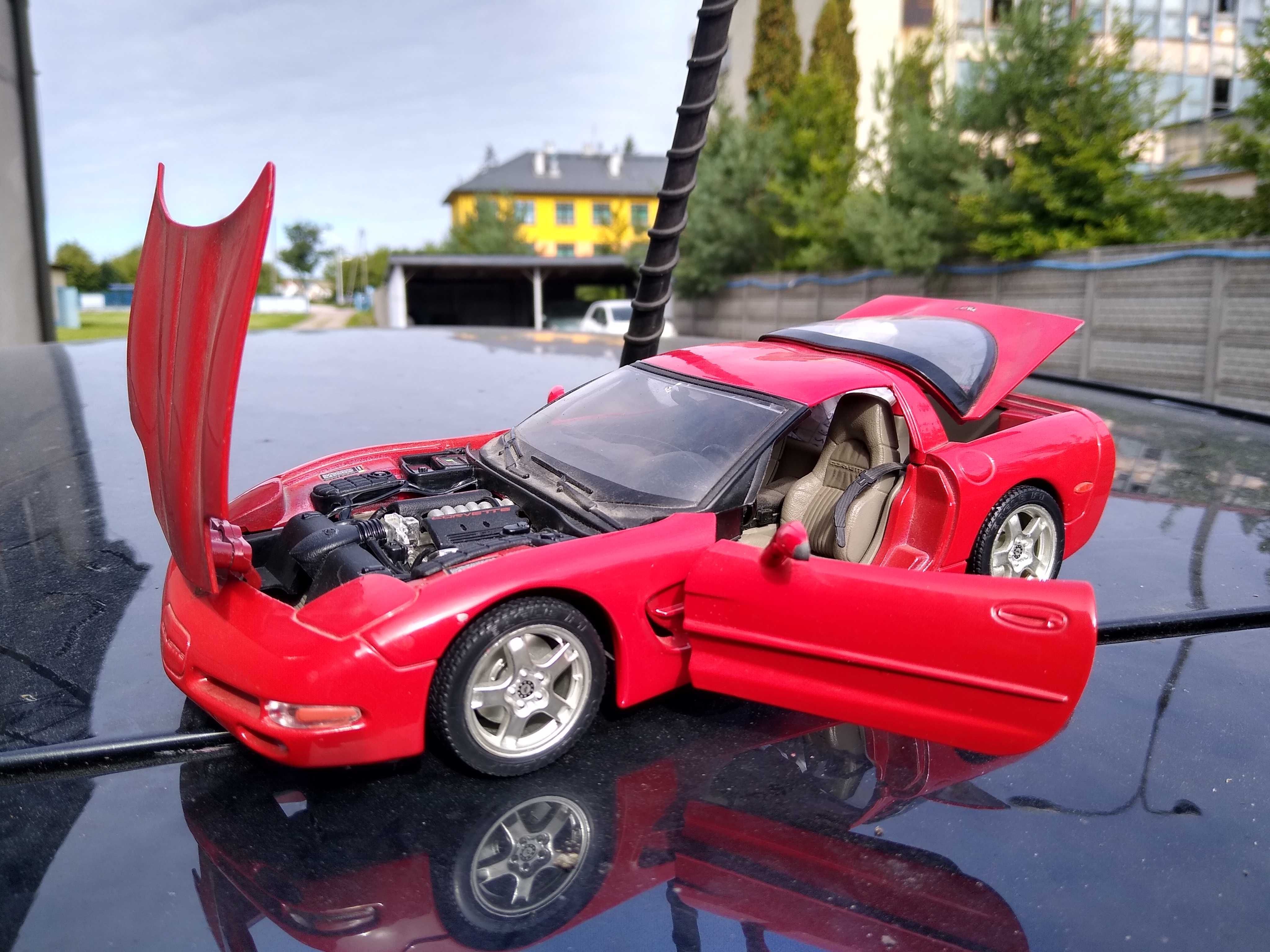 Chevrolet Corvette CS 1997  - Bburago 1/18 -- dług 24 cm