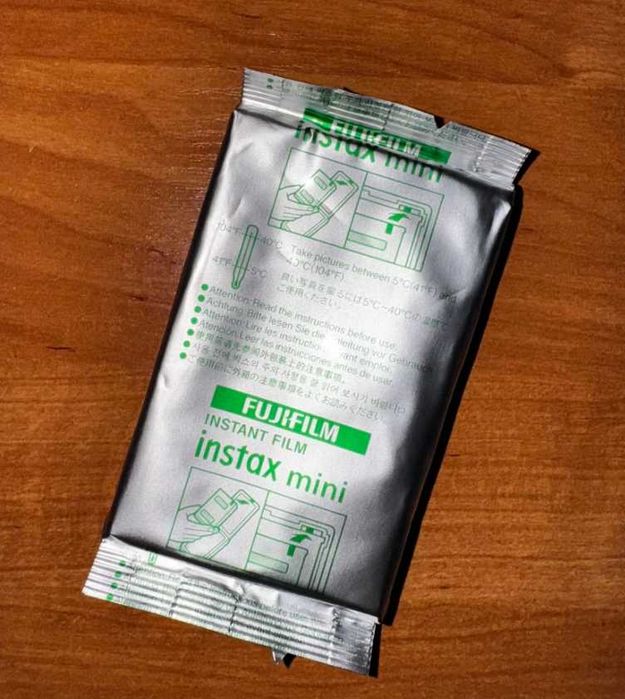 instax 12 mini двi штуки.