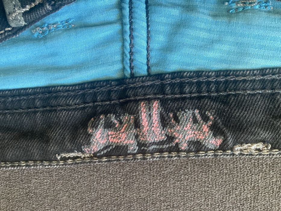 Calças levis, pretas, edição limitada, n 34, compradas no corte inglês