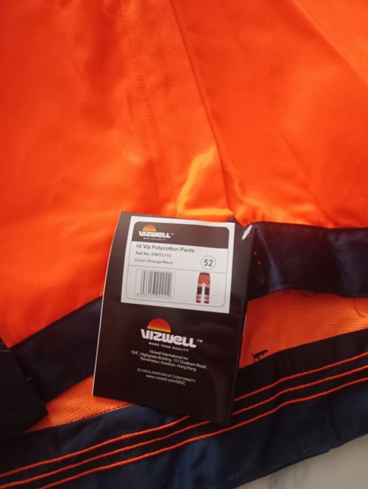 Spodnie robocze 52 rozmiar pomarańczowe albo czarne.