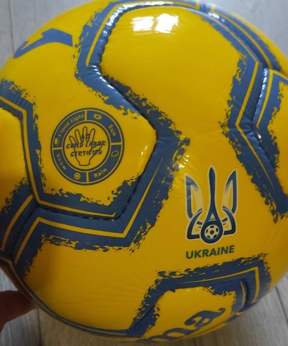 Професійний футбольний м'яч Joma.