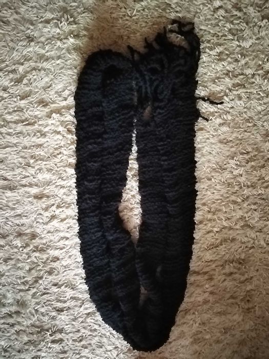 Czarny długi szalik wełniany z frędzlami