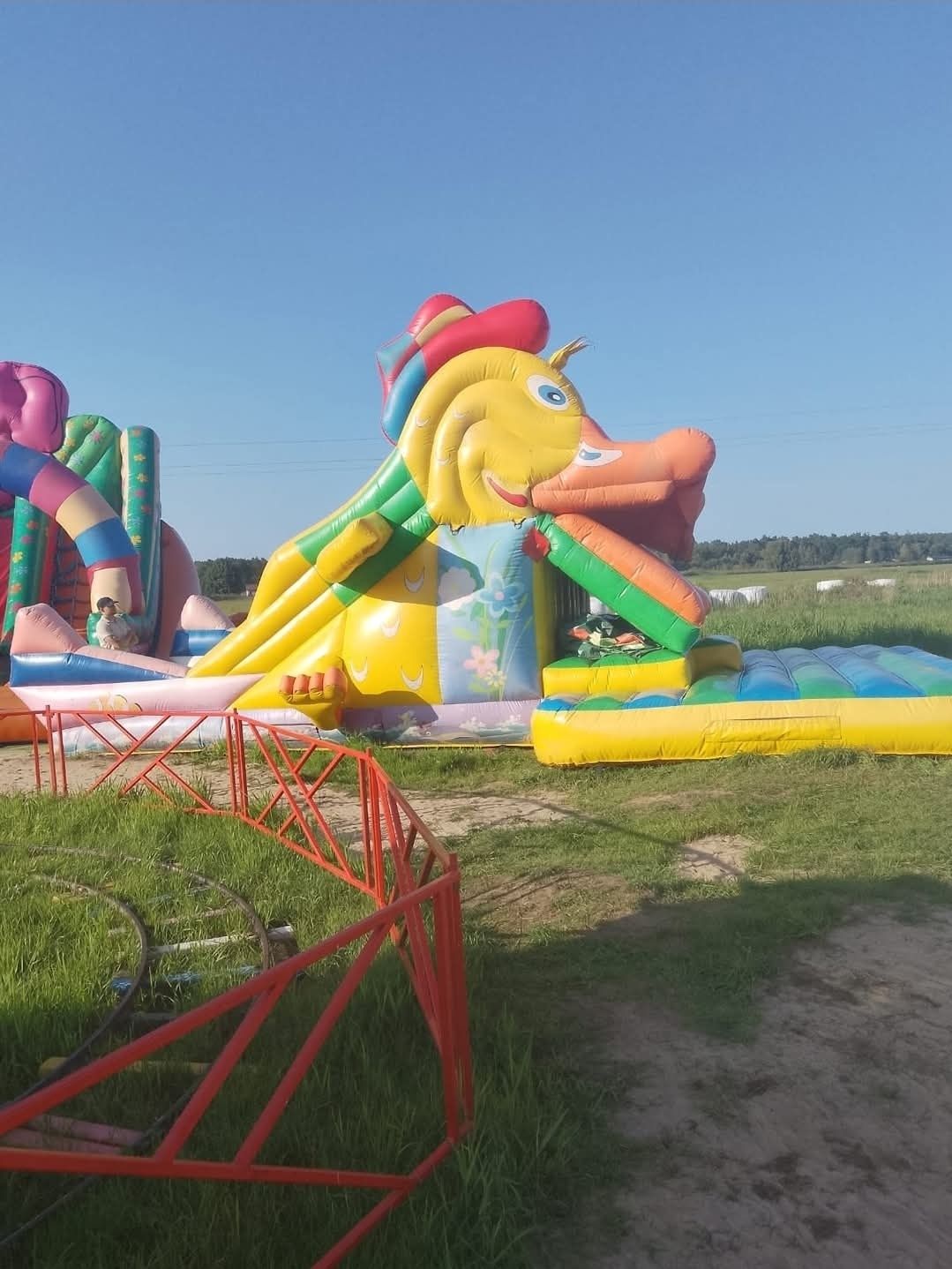 Zjeżdżalnia dmuchaniec karuzela