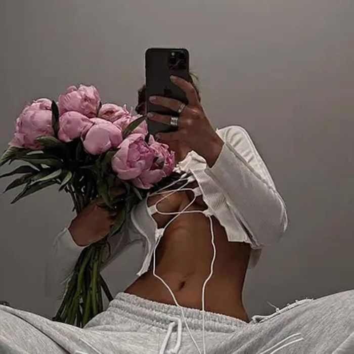 Топ на завʼязках з відкритим бюстом