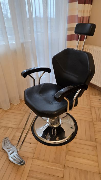 Fotel barberski – idealny stan!