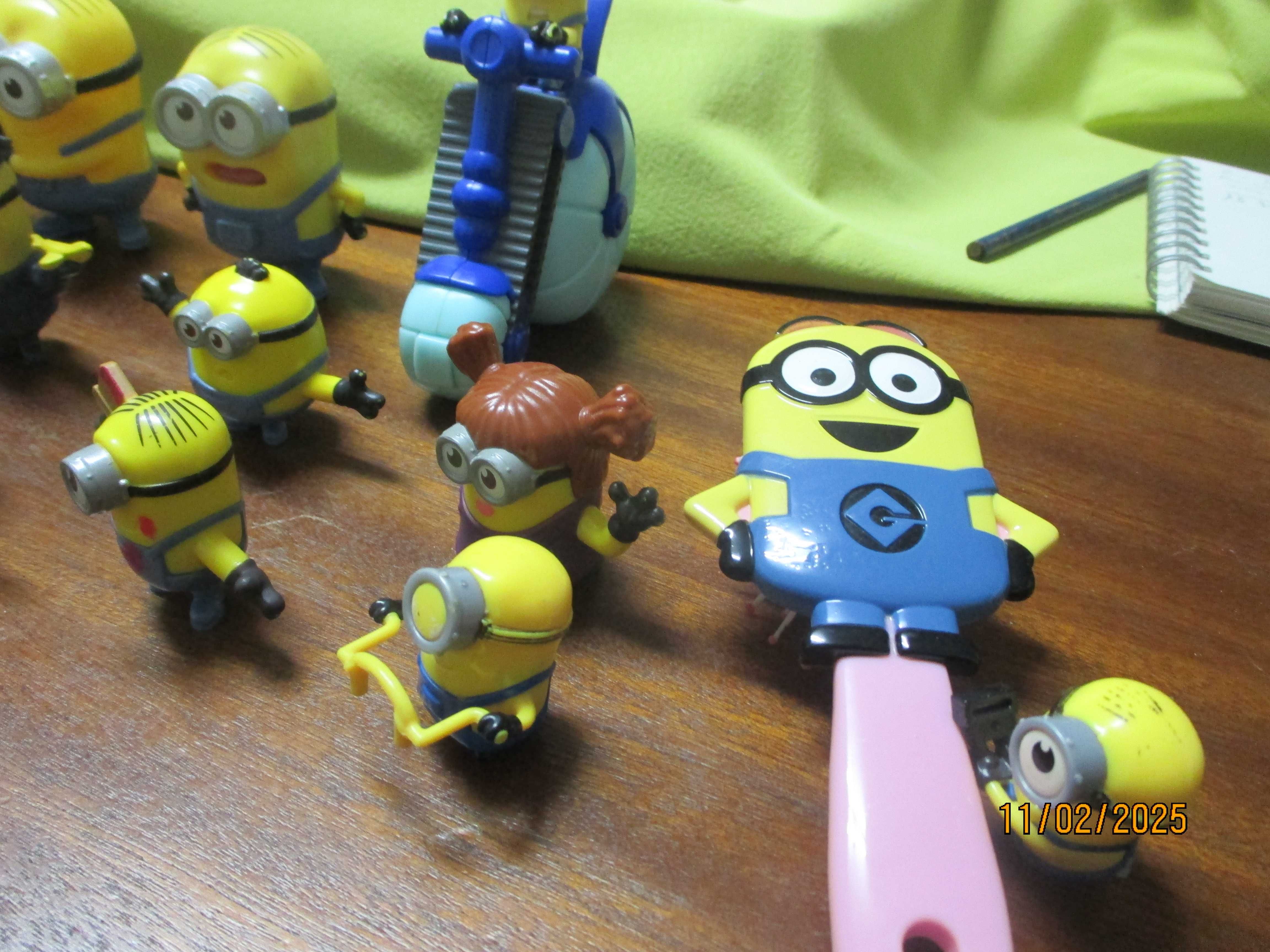 18 bonecos e uma escova Minions