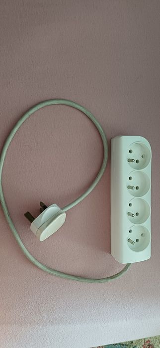 Przedłużacz z brytyjską wtyczką na 4 gniazda polskie
