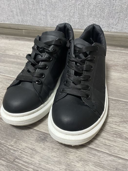 Стильні чорні кросівки на платформі