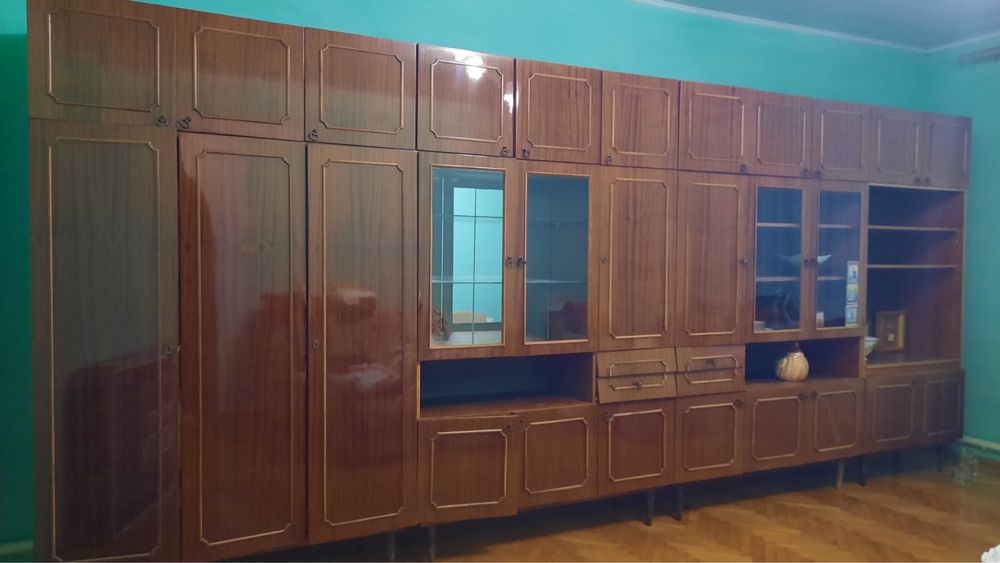 Меблева стінка з натурального дерева