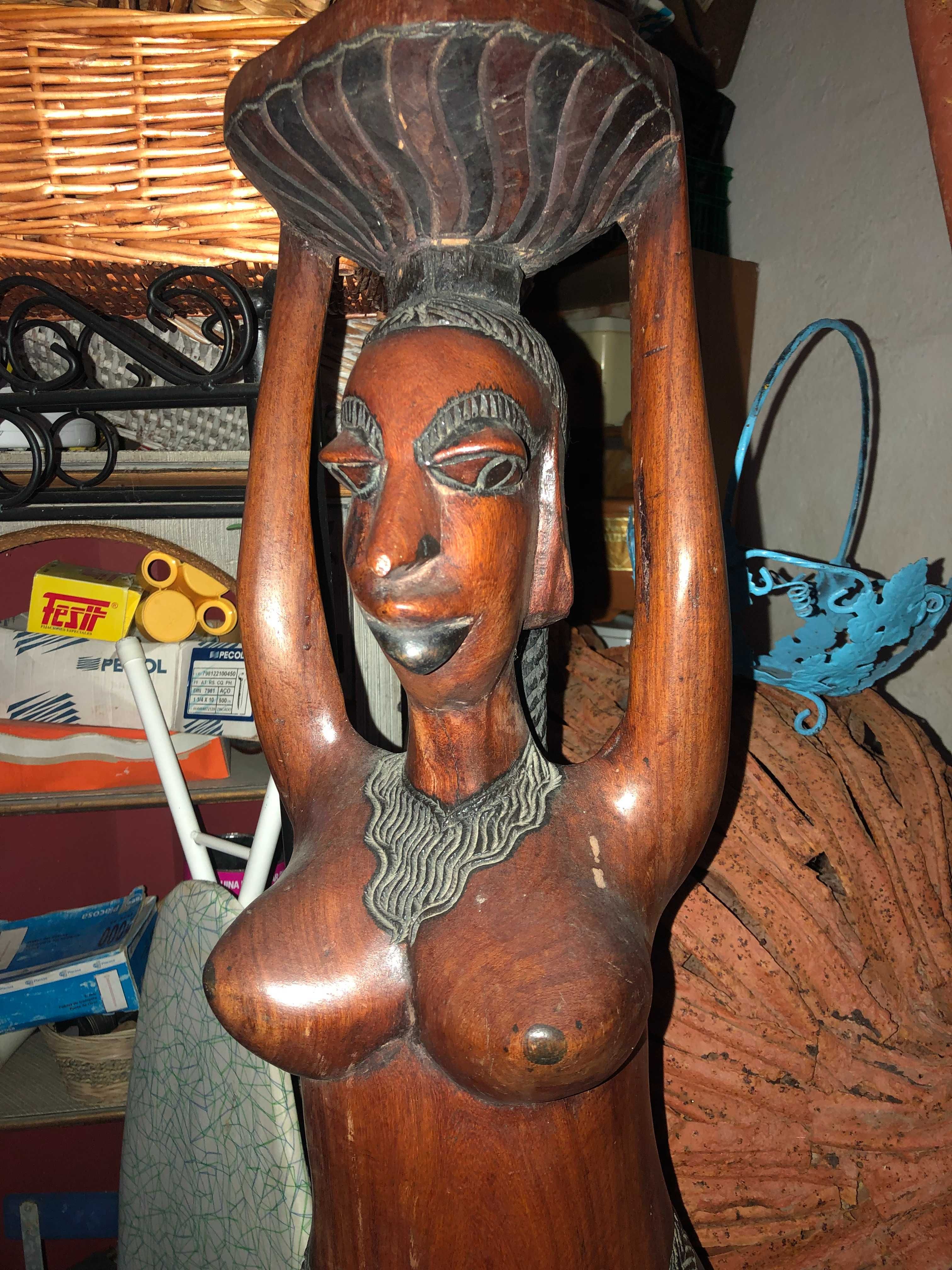 peça antiga mulher africana com 1 metro de altura