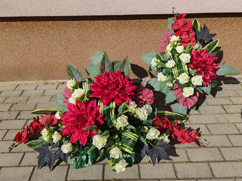 Okazały zestaw kwiatów na duży pomnik