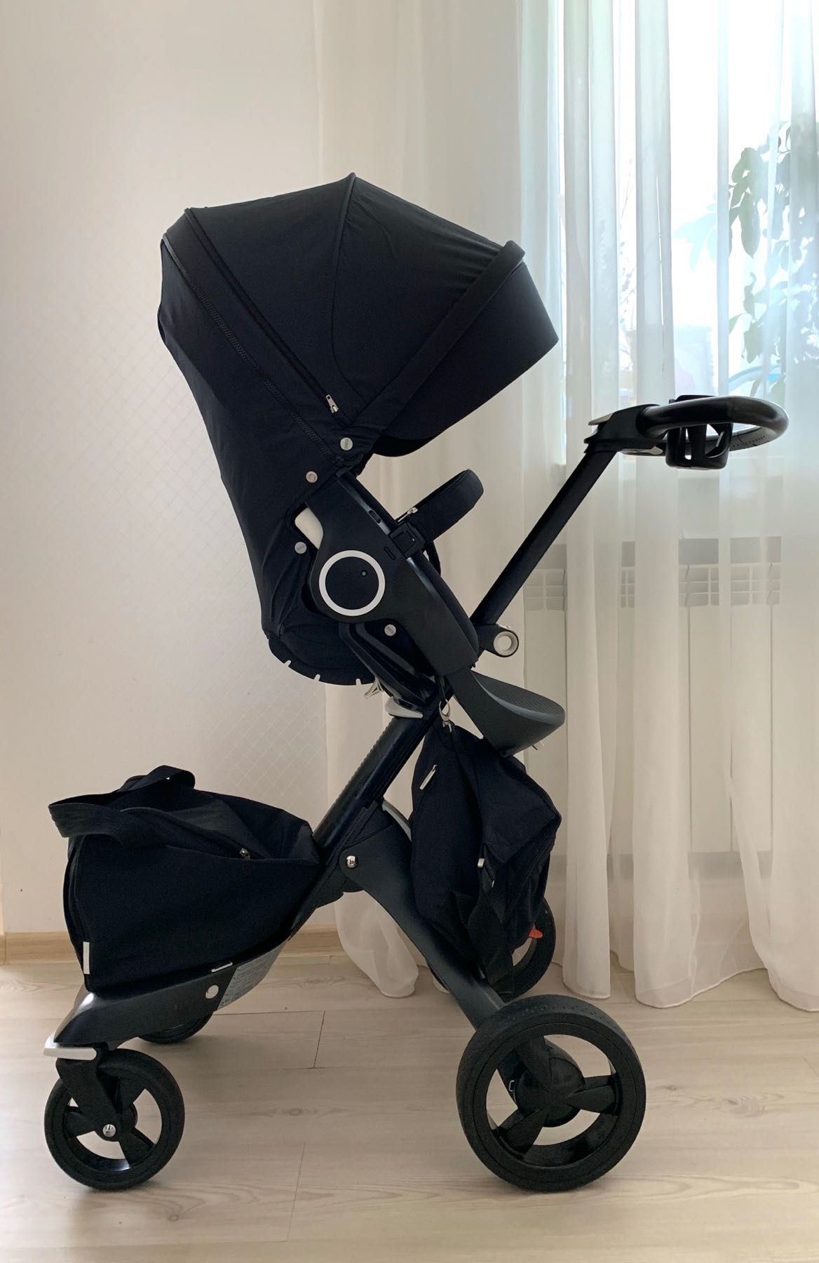 Коляска Stokke True black V4 Limited Edition