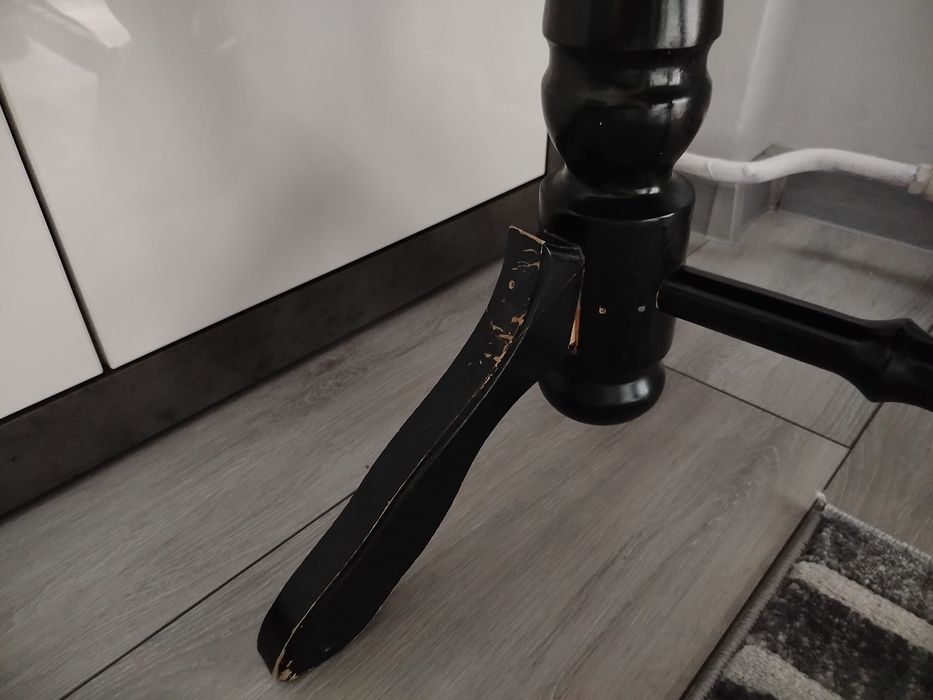 Czarna ława i 2 pufy bordowe