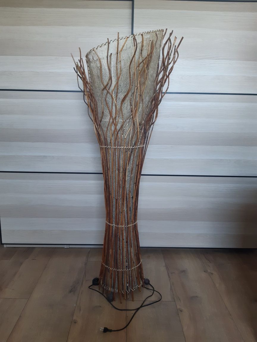 Efektowna lampa stojąca