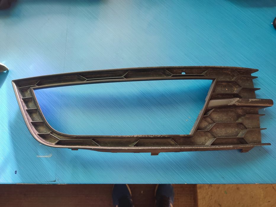 Решітка бампера права з отвором п тум (смужки) Skoda Octavia A7 13-17