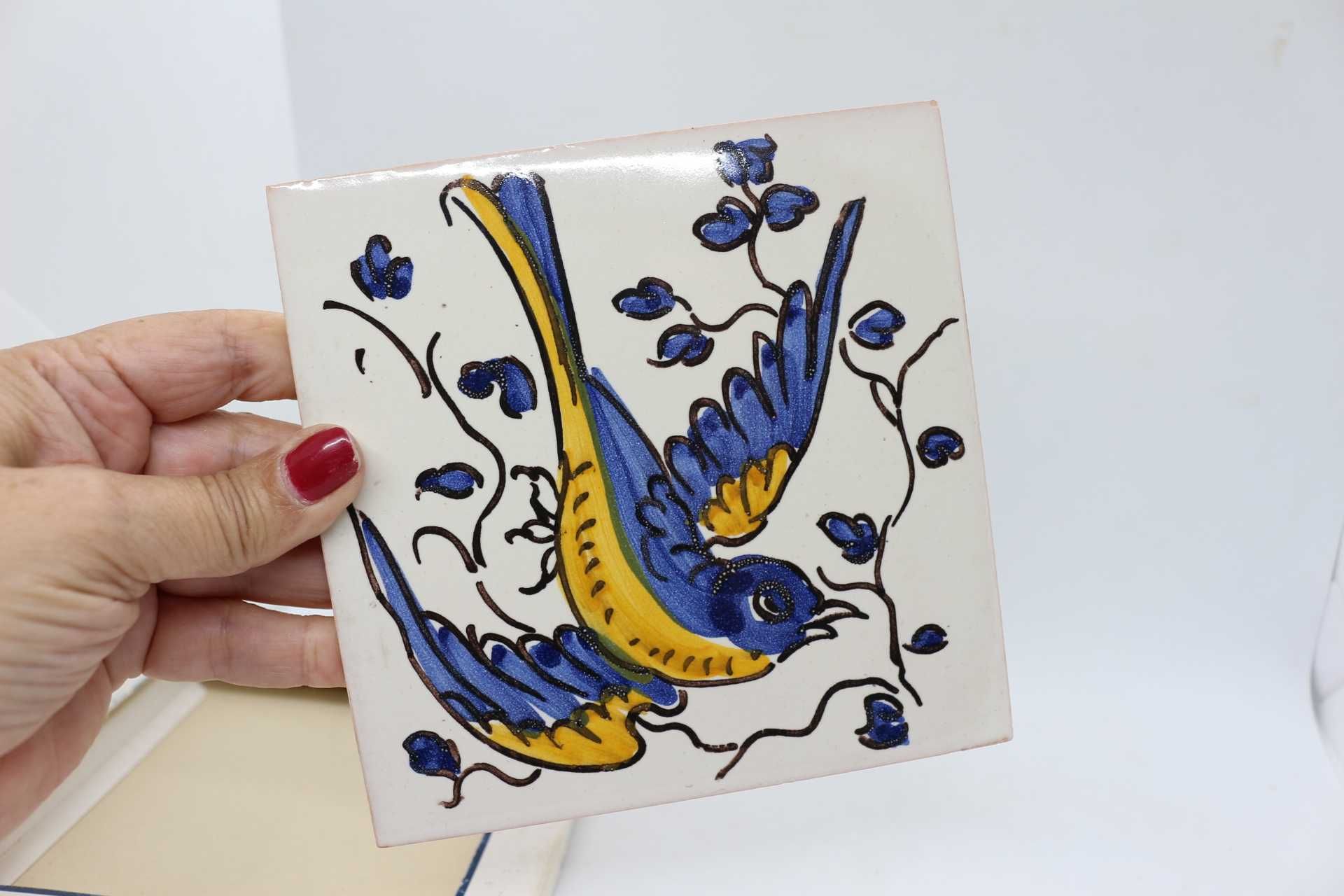 Azulejo Produção Viúva Lamego Pássaro Amarelo e Azul com embalagem