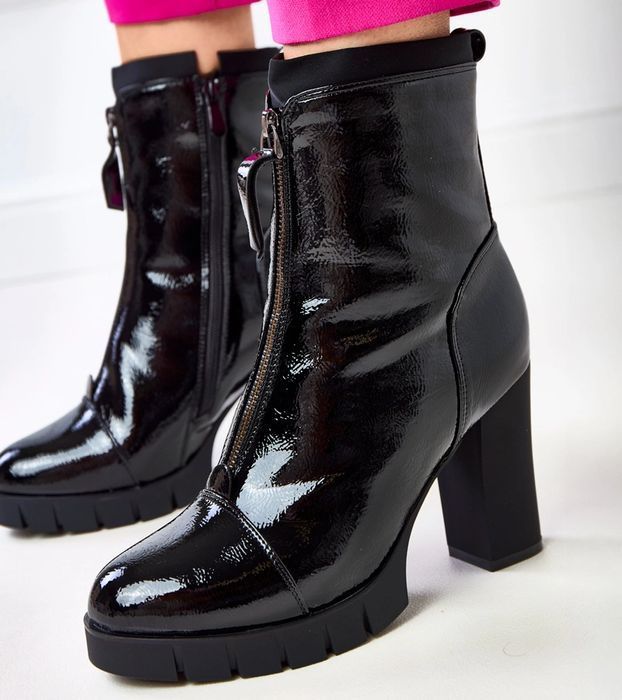 Czarne lakierowane botki na słupku Sasa