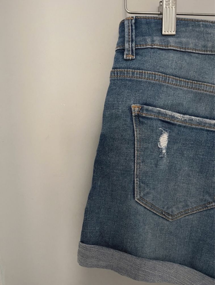 Krotkie spodenki jeansowe Bershka